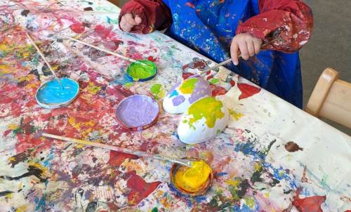 Vi maler og bruker kreativiteten til å lage kule kunstverk!